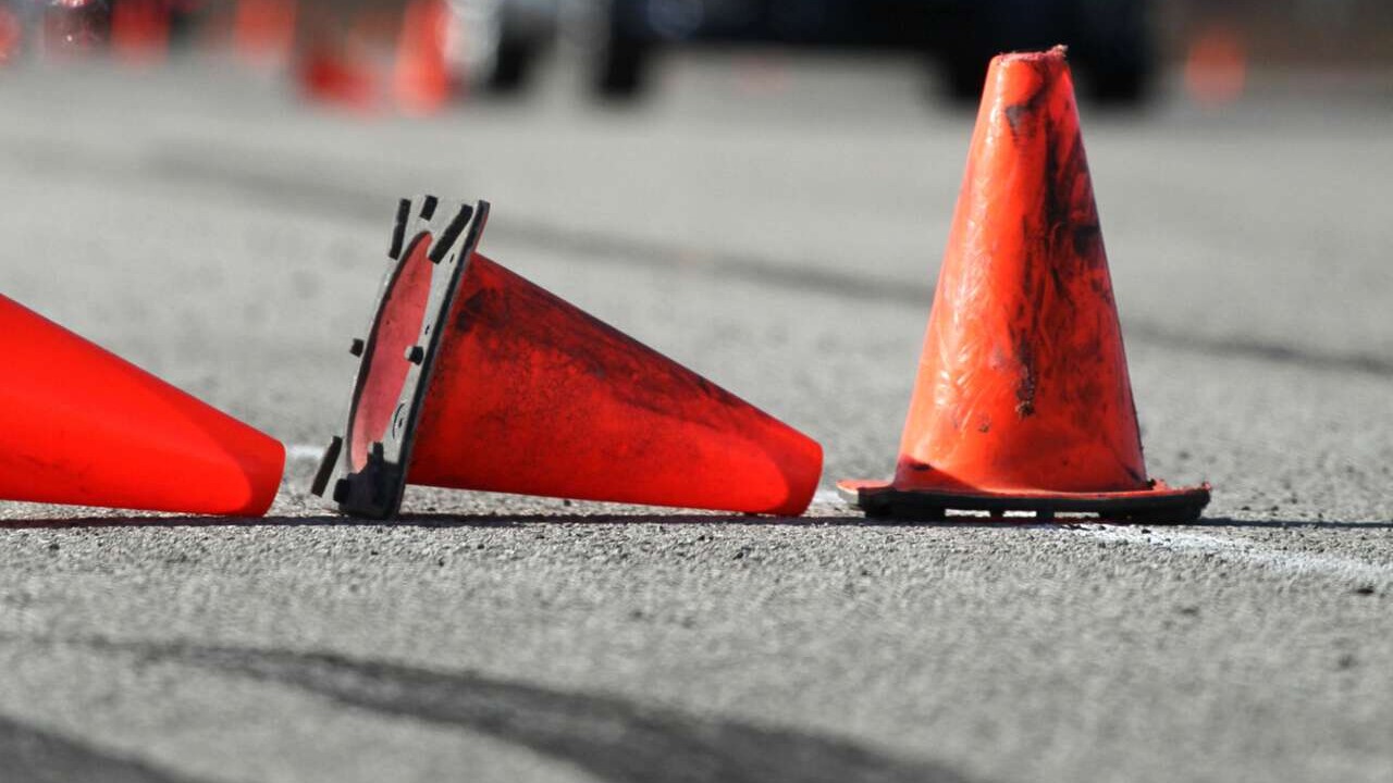 frei Verkehrskegel, zwei sind umgefallen