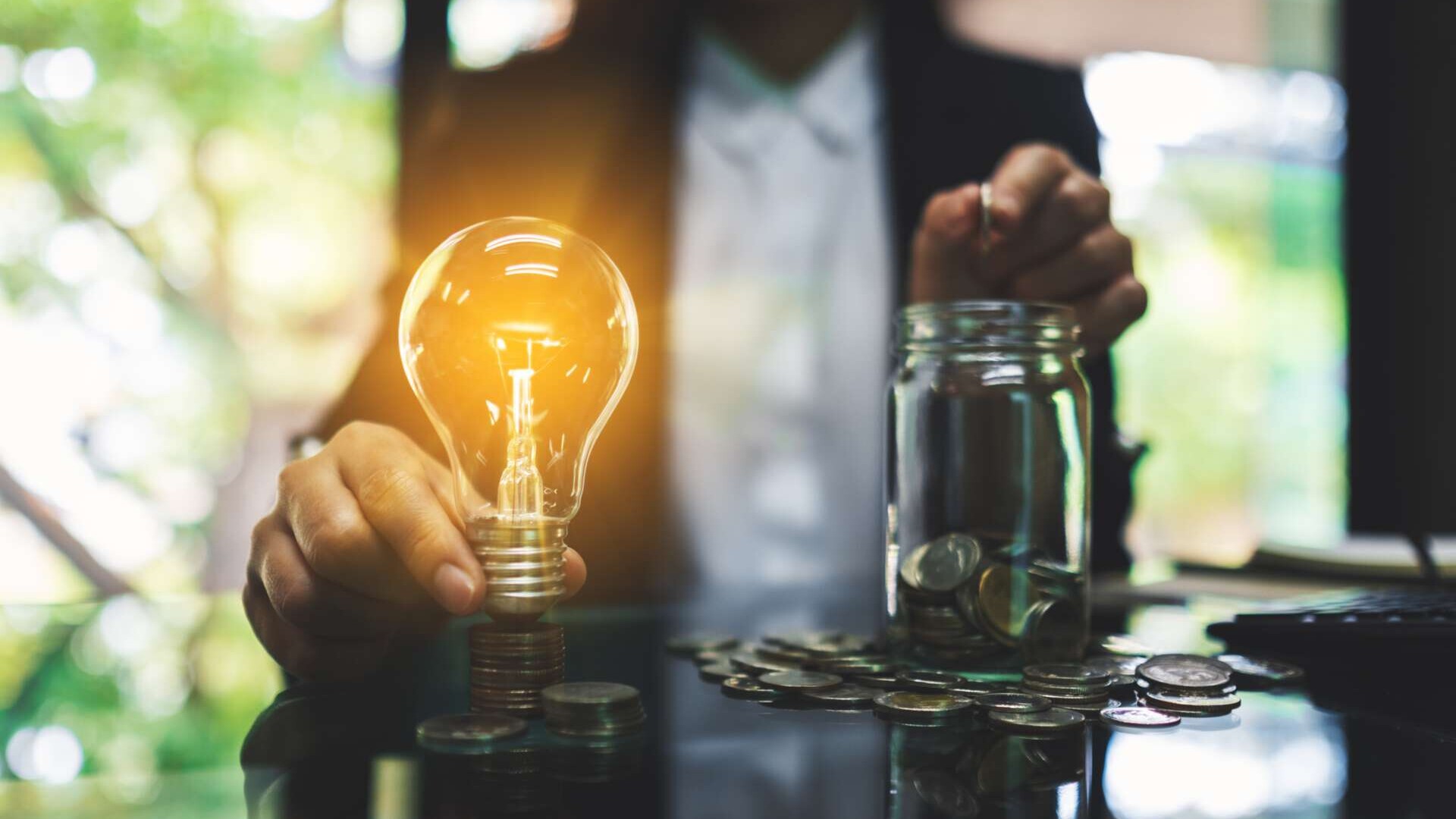 Motiv Prämienverfahren: Glühbirne und Sparglas