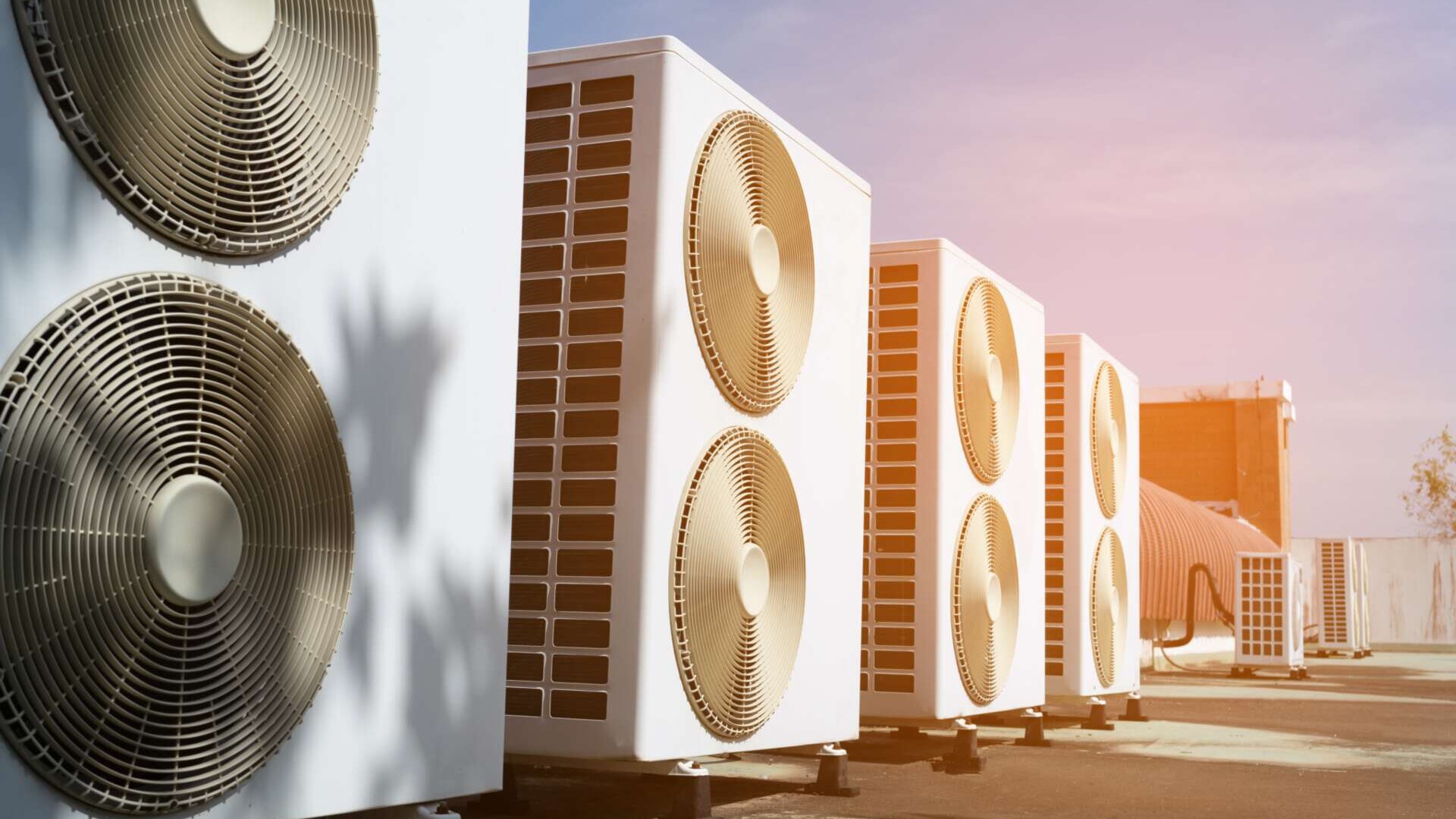 Klimaanlage auf einem Gebäudedach