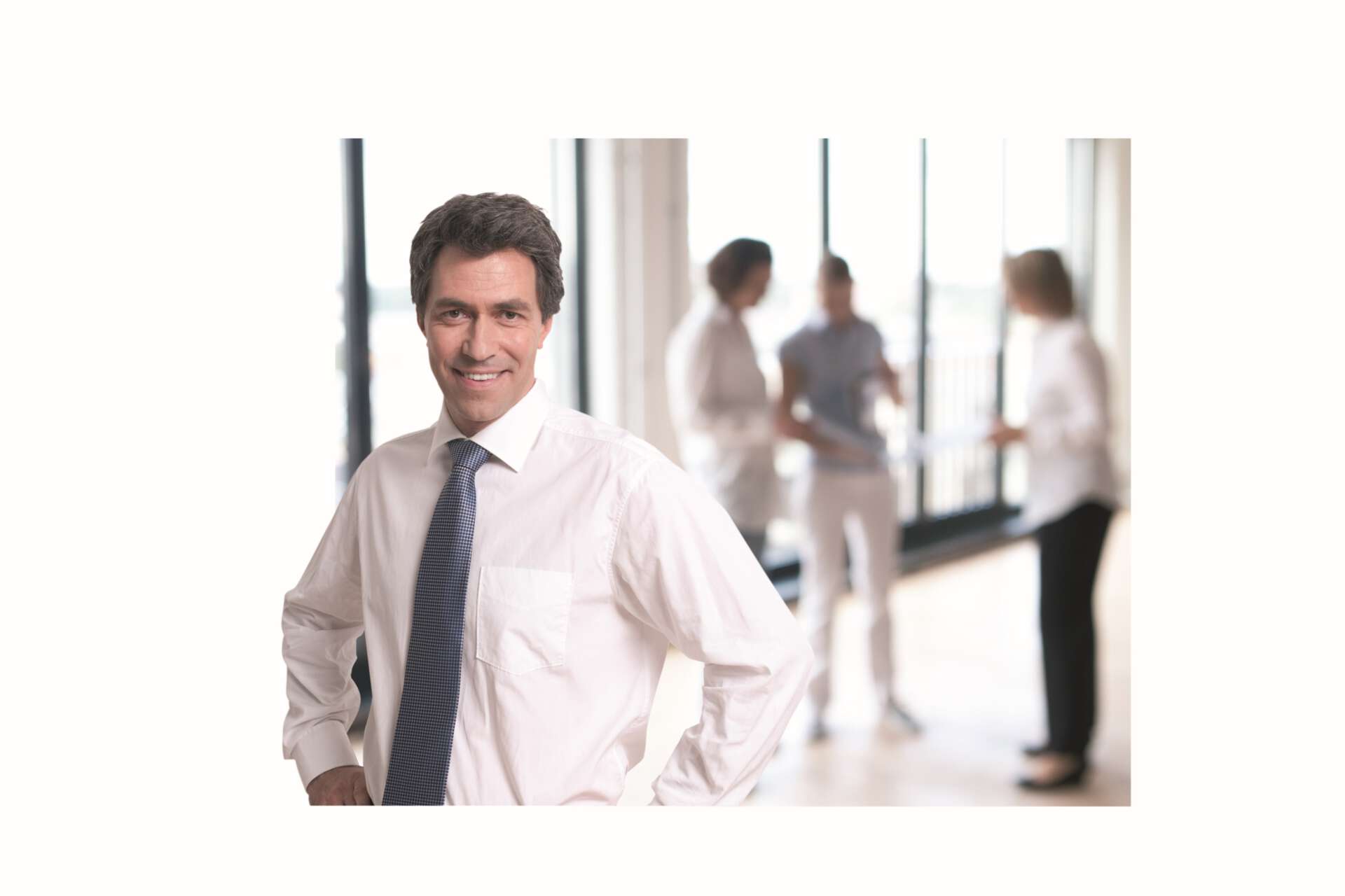 Mann mittleren Alters steht im Büro 