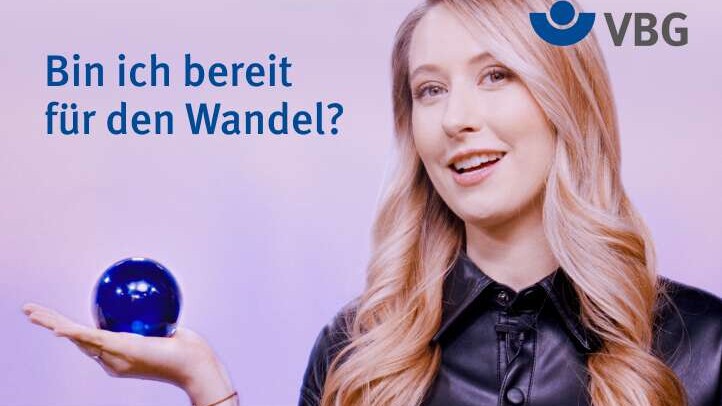 Introbild Film Bin ich bereit für den Wandel blonde Frau hebt blaue Kugel in Handfläche