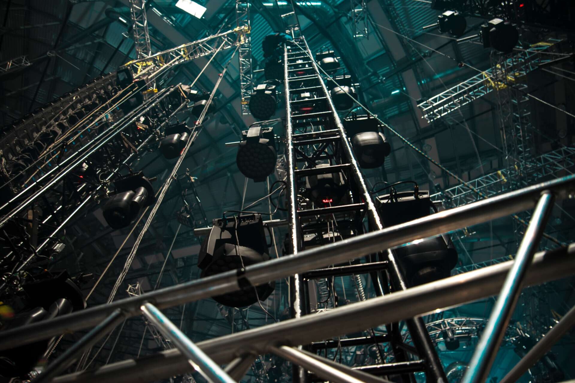 Deckenansicht einer Veranstaltungshalle mit Bühnentechnik#RLNCH_XXIII; #LOCK_IT