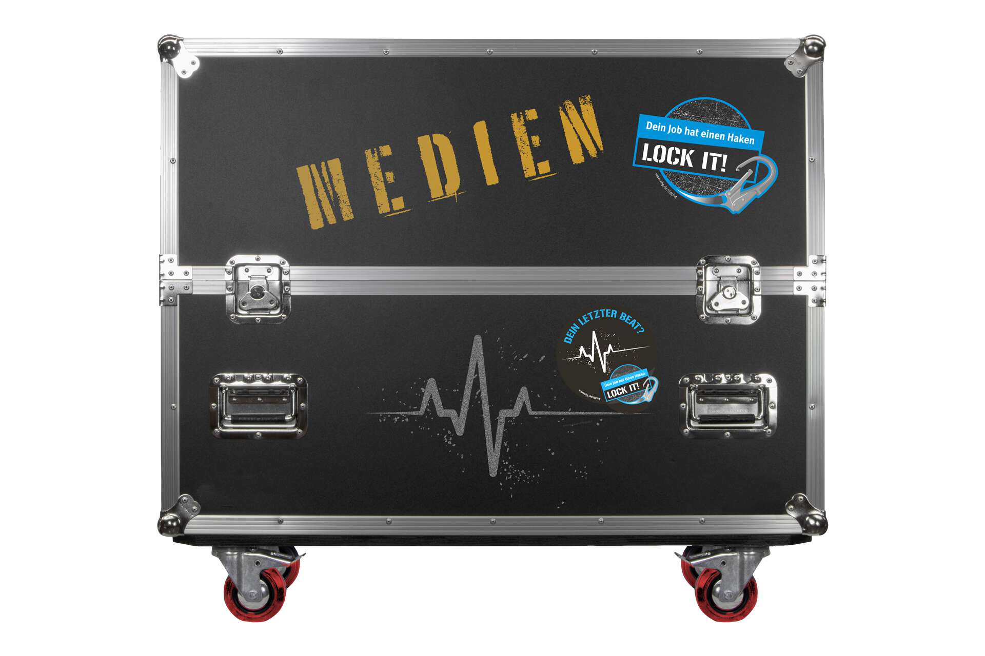 Bühnen-Flight Case mit der Aufschrift "MEDIEN" in Schablonenschrift.  Mit Lock-iT-Kampagnen-Motiven beklebt. – Composing/Montage aus mehreren Elementen, die Elemente der Kiste sind von commons.wikimedia lizenzfreiverwendbar. #RLNCH_XXIII#LOCK_IT