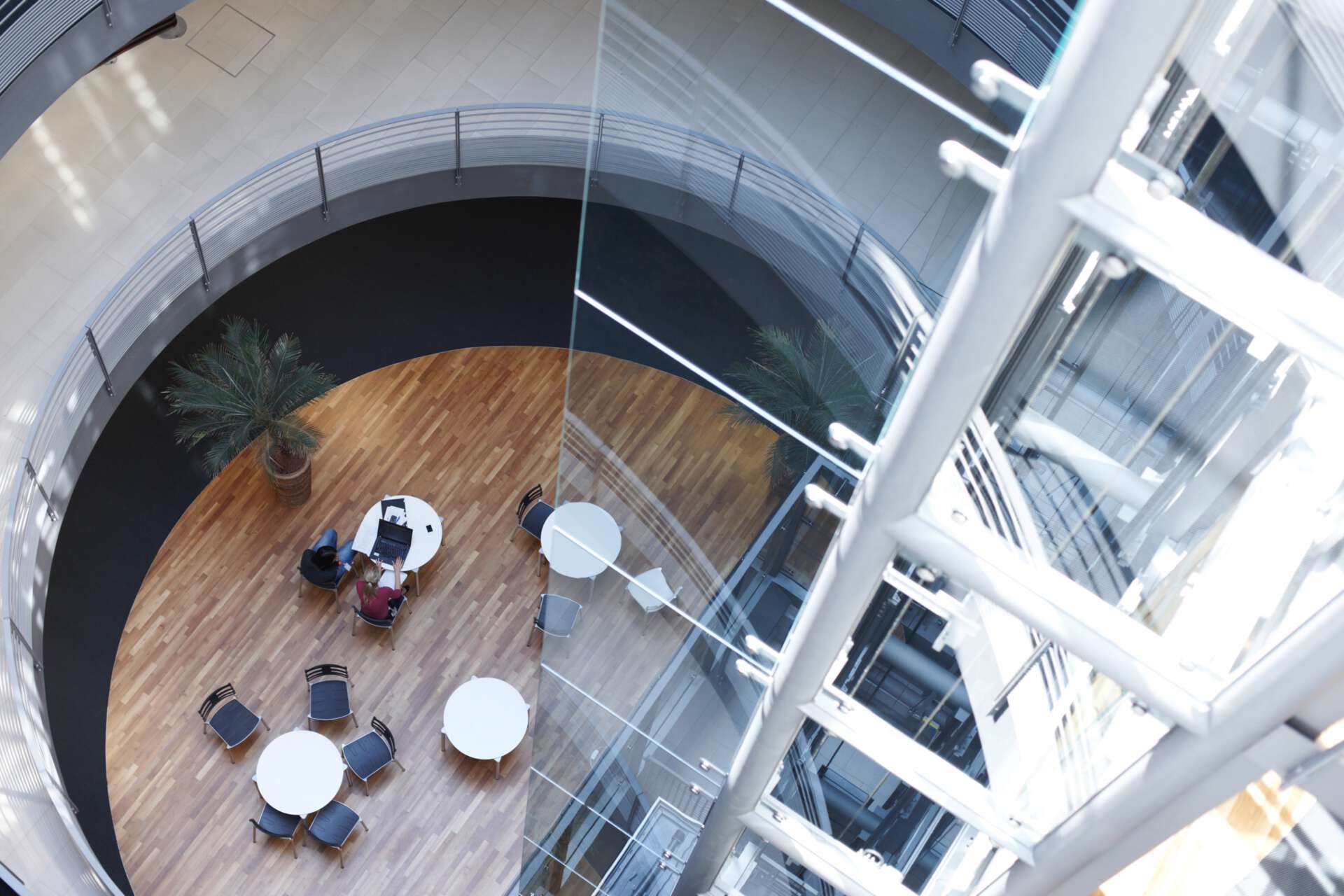 Blick von oben auf einen Büroflur über mehrere Etagen