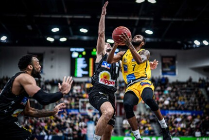 Szene aus einem Spiel der easyCredit-Basketball Bundesliga,Leo Westermann (HAKRO Merlins Crailsheim, #19), Desure Buie (MHP Riesen Ludwigsburg, #07),GER, MHP Riesen Ludwigsburg vs. HAKRO Merlins Crailsheim, Basketball, Bundesliga, easycredit BBL, 16. Spieltag, Spielzeit 2023/2024, 13.01.2024,Foto: Eibner-Pressefoto/Sascha Walther