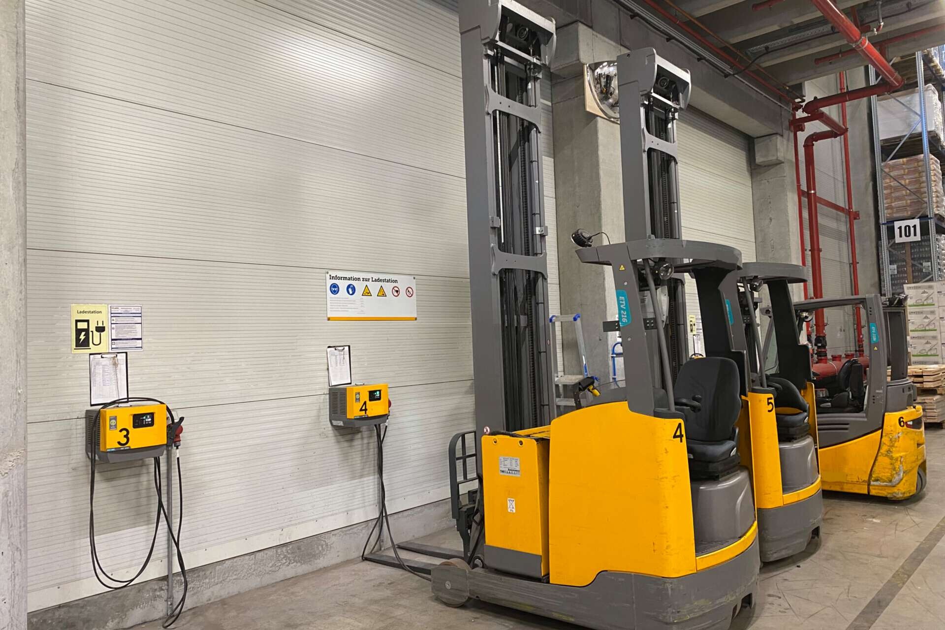 Gabelstapler werden an Ladestationen geladen