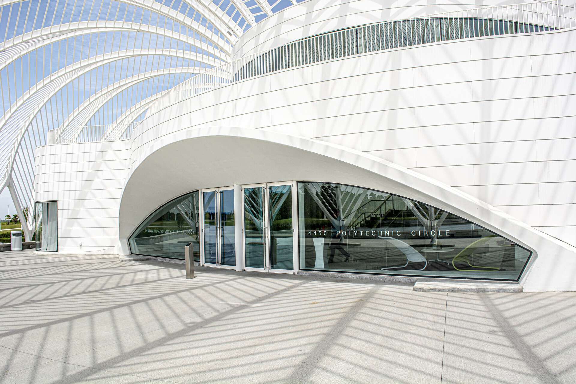 moderner Gebäudeeingang mit Doppeltür