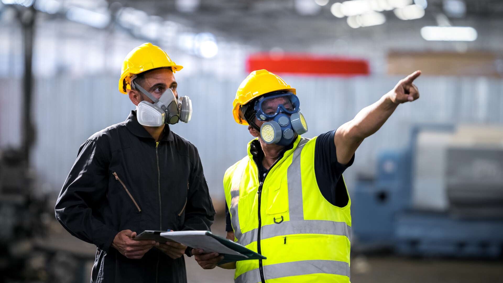 Zwei Menschen mit Helm in Lagerhalle