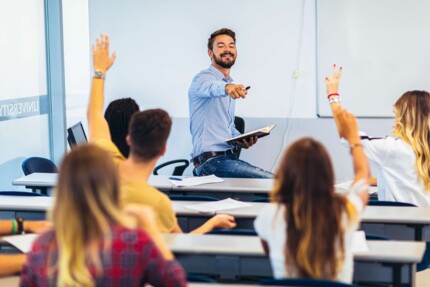 Unterricht, Lehrer mit Schülern in einem Klassenraum
