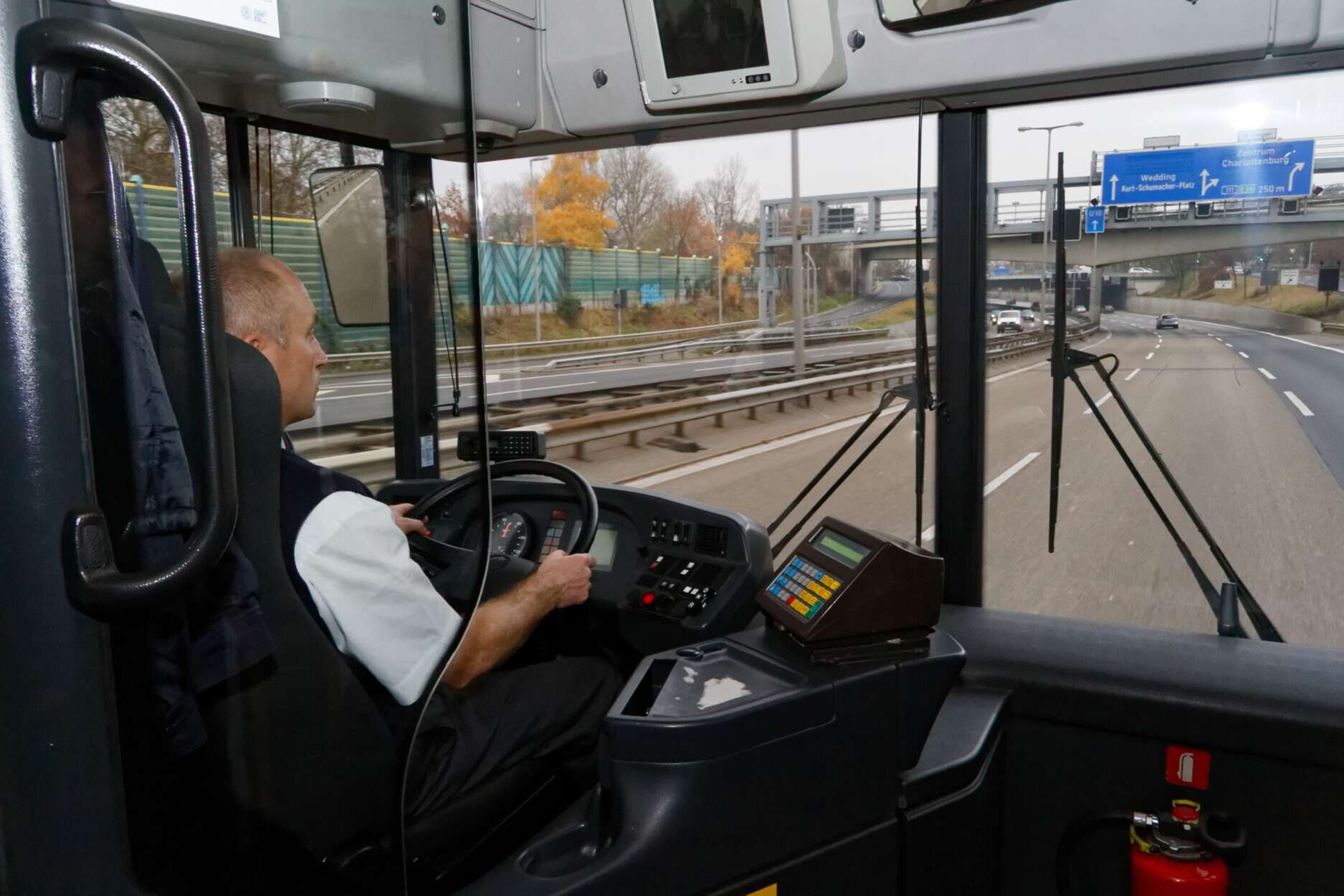 Busfahrer in Berlin. Formate Standard und NEOS-Panorama (4:1). Panorama-Versionen teilweise mit Hilfe der KI Adobe Firefly erweitert. #rlnch24