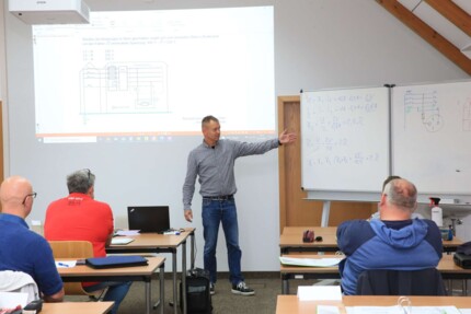 Branchenseite Bildungseinrichtungen, Lehrkraft während eines Seminars