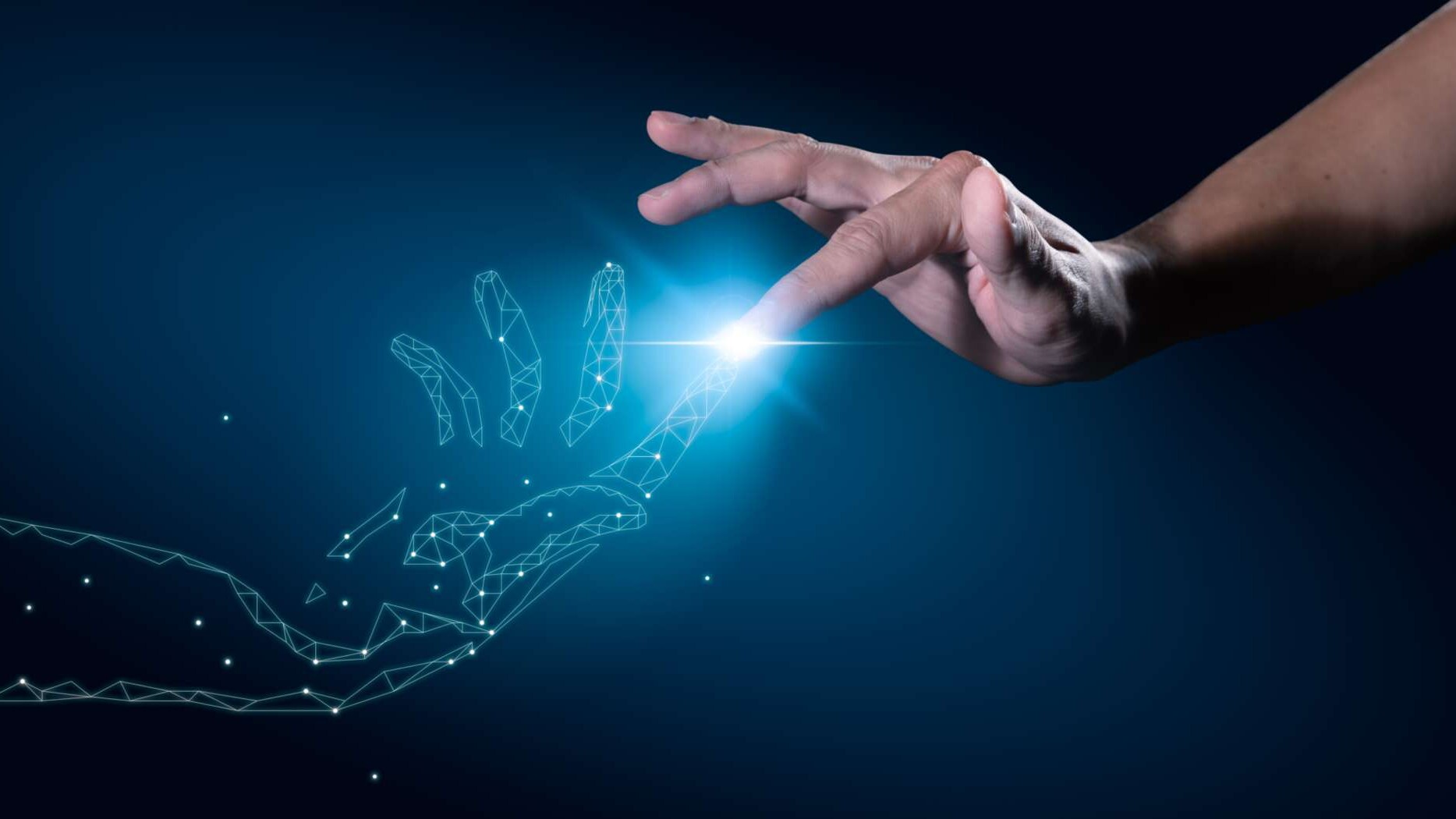 Eine digitale und eine echte Hand berühren sich an den Zeigefingern. Dort leuchtet ein blaues Licht