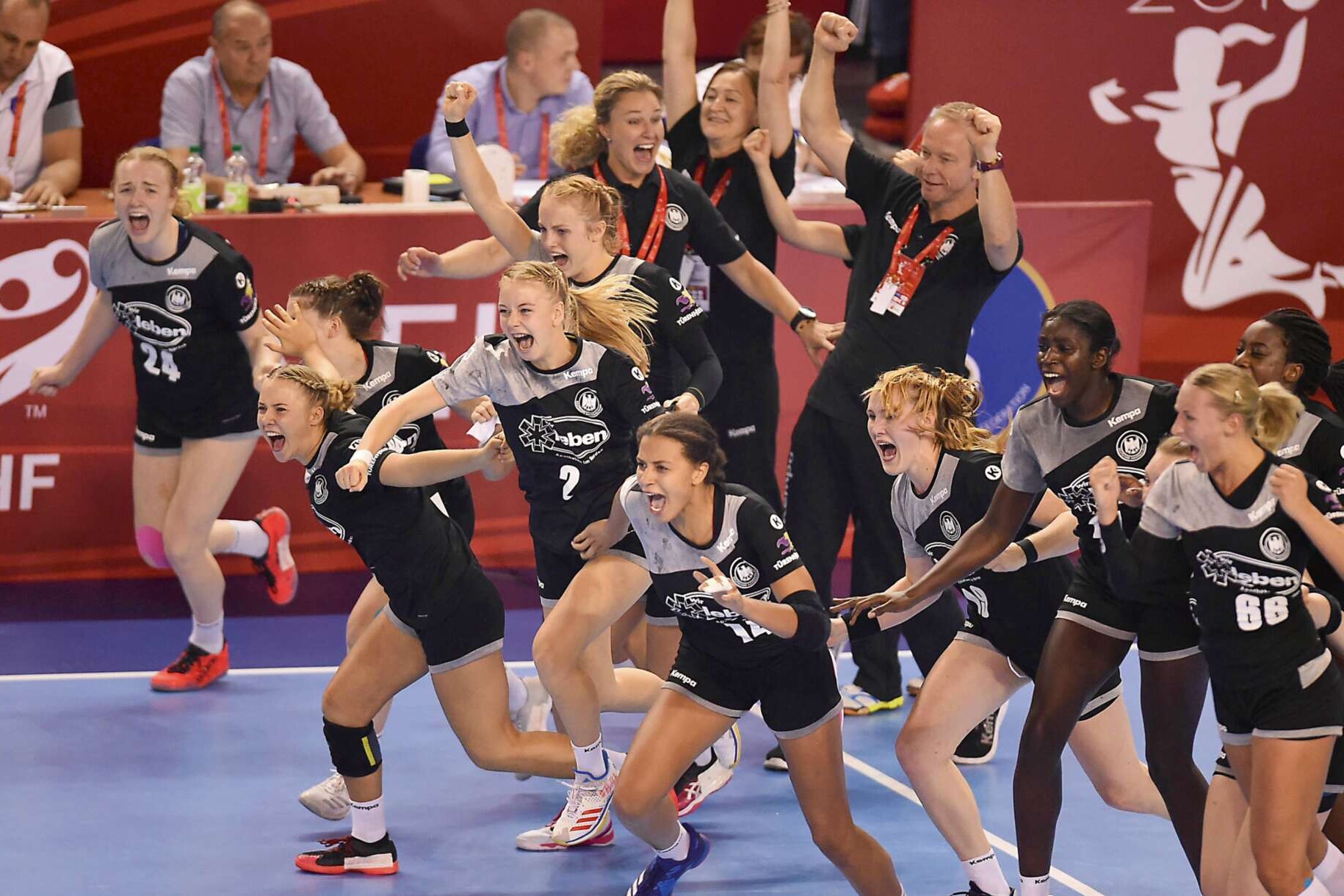 Spielerinnen der deutschen U18-Handball-Nationalmannschaft stürmen auf das Spielfeld.