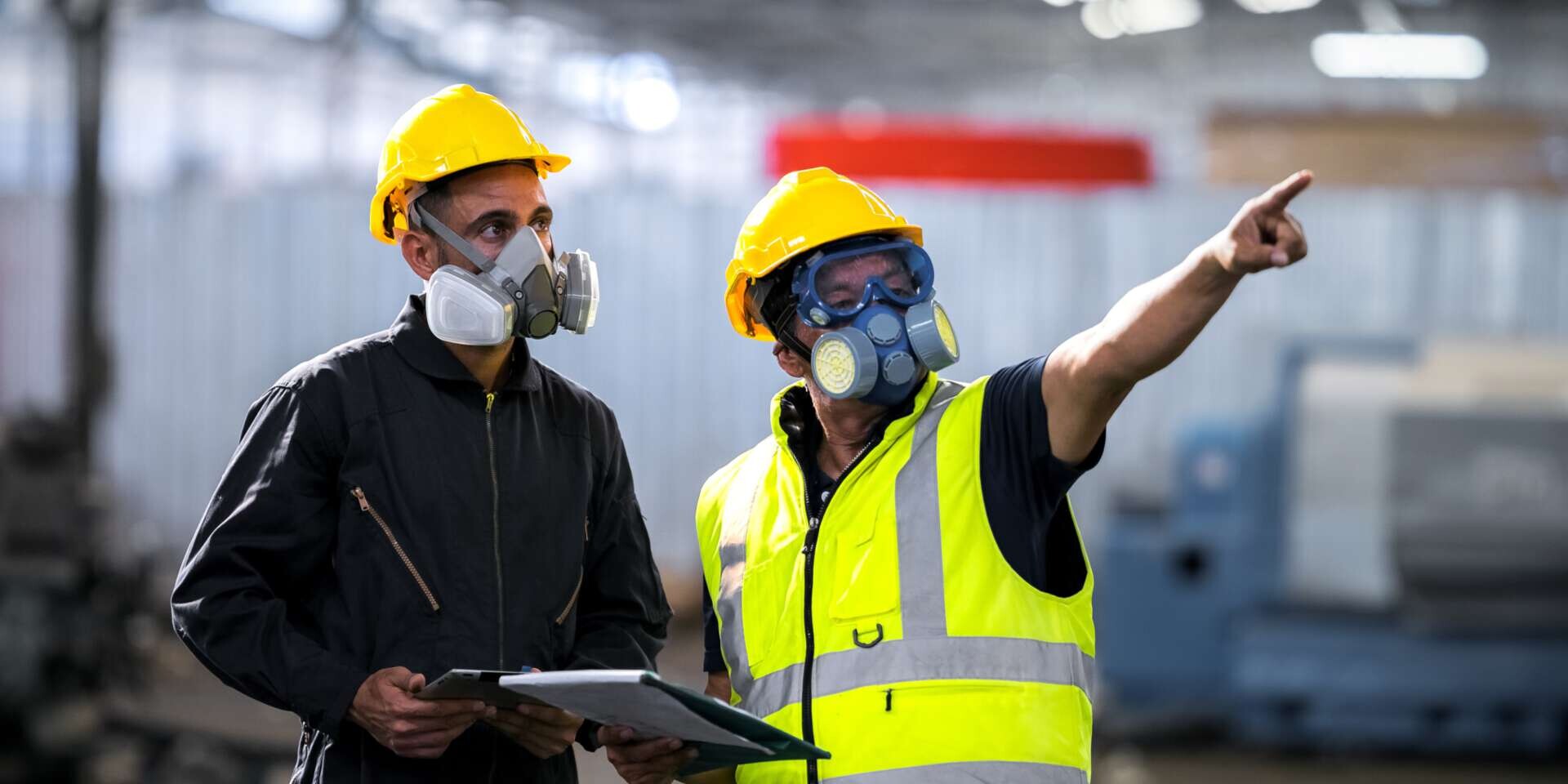 Zwei Menschen mit Helm in Lagerhalle