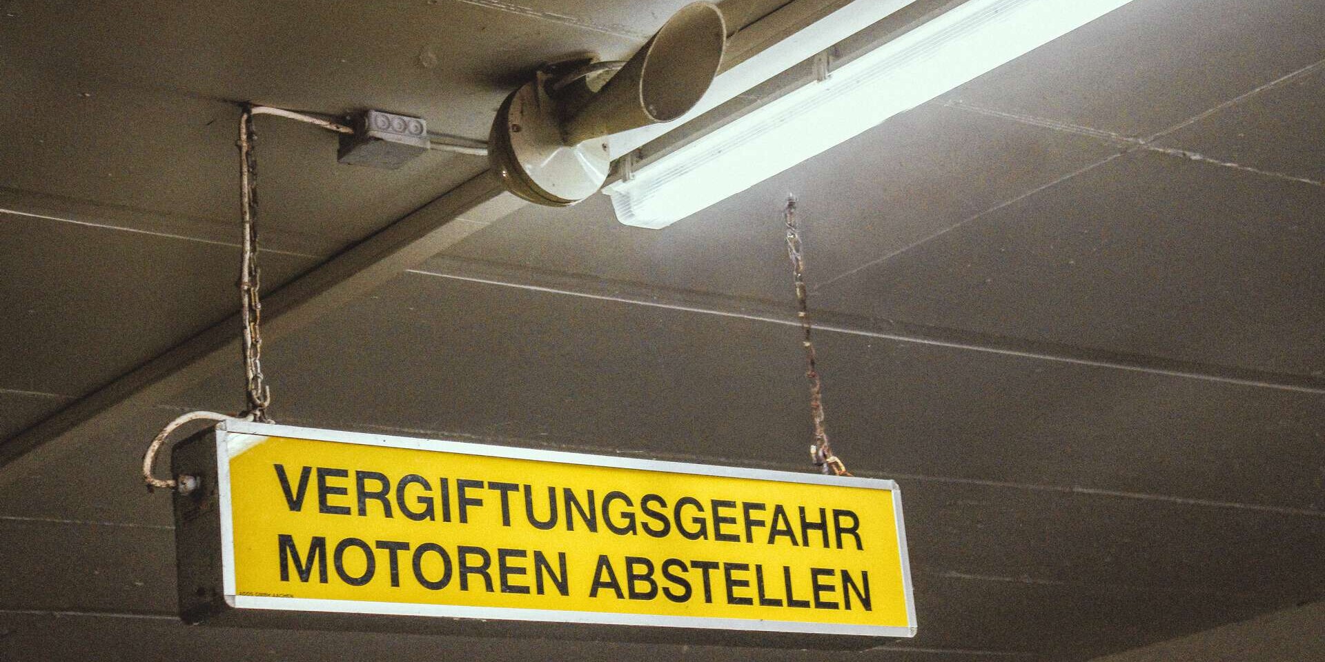Warnanlage für Vergiftungsgefahr - Gefahrenschild in Tiefgarage 
