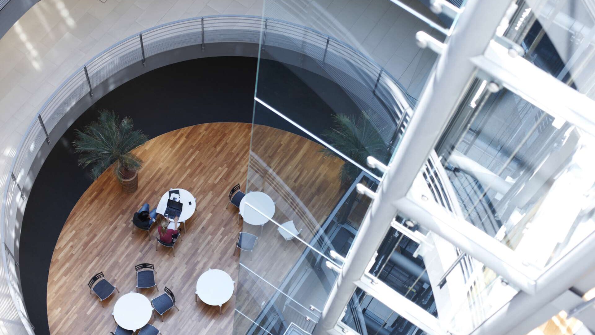 Blick von oben auf einen Büroflur über mehrere Etagen