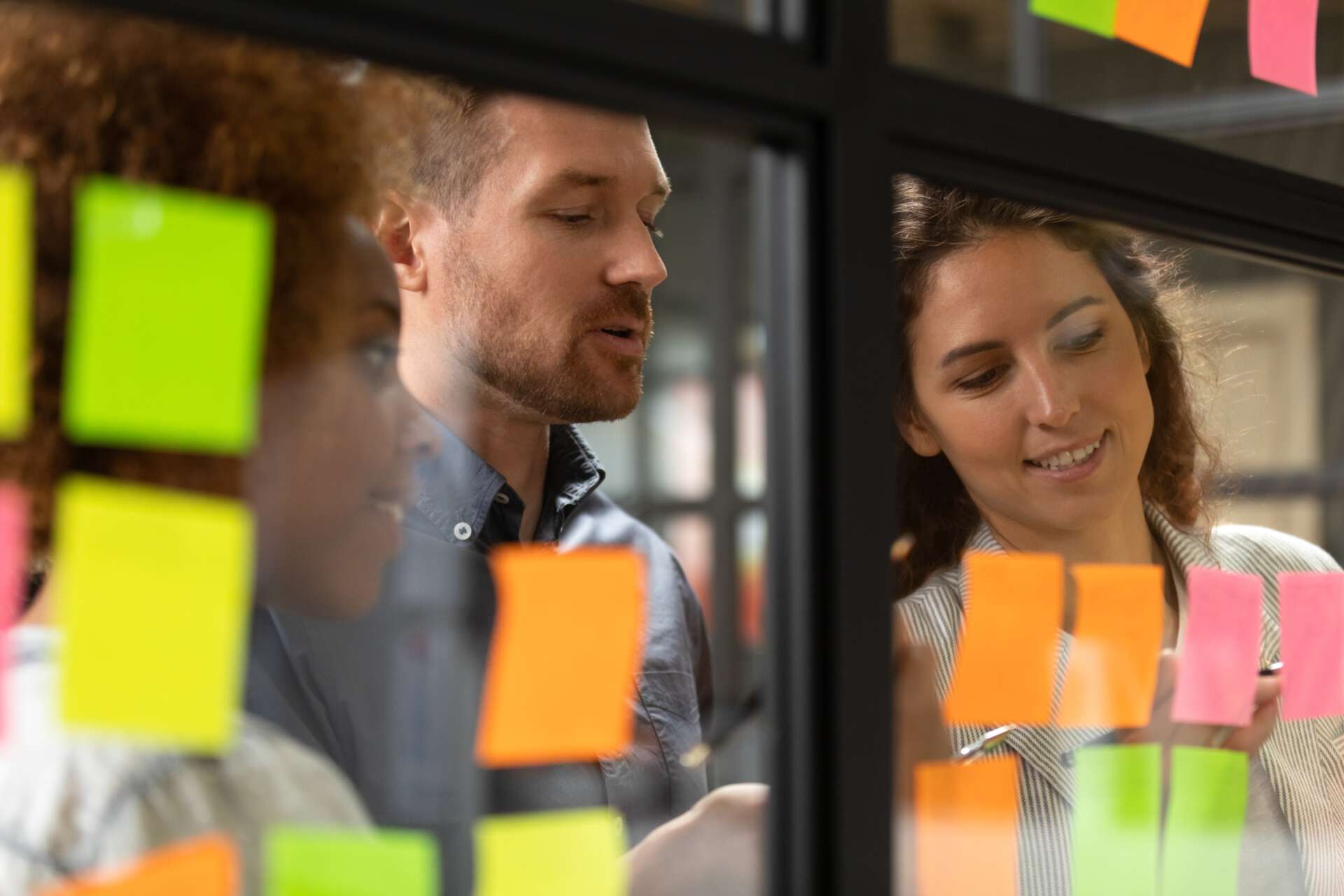 Mann und Frau vor einem Kanban-Board