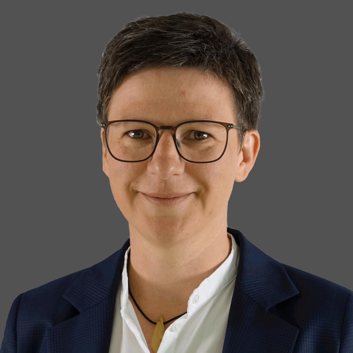 Foto von Nada Göltzer vor einem grauen Hintergrund