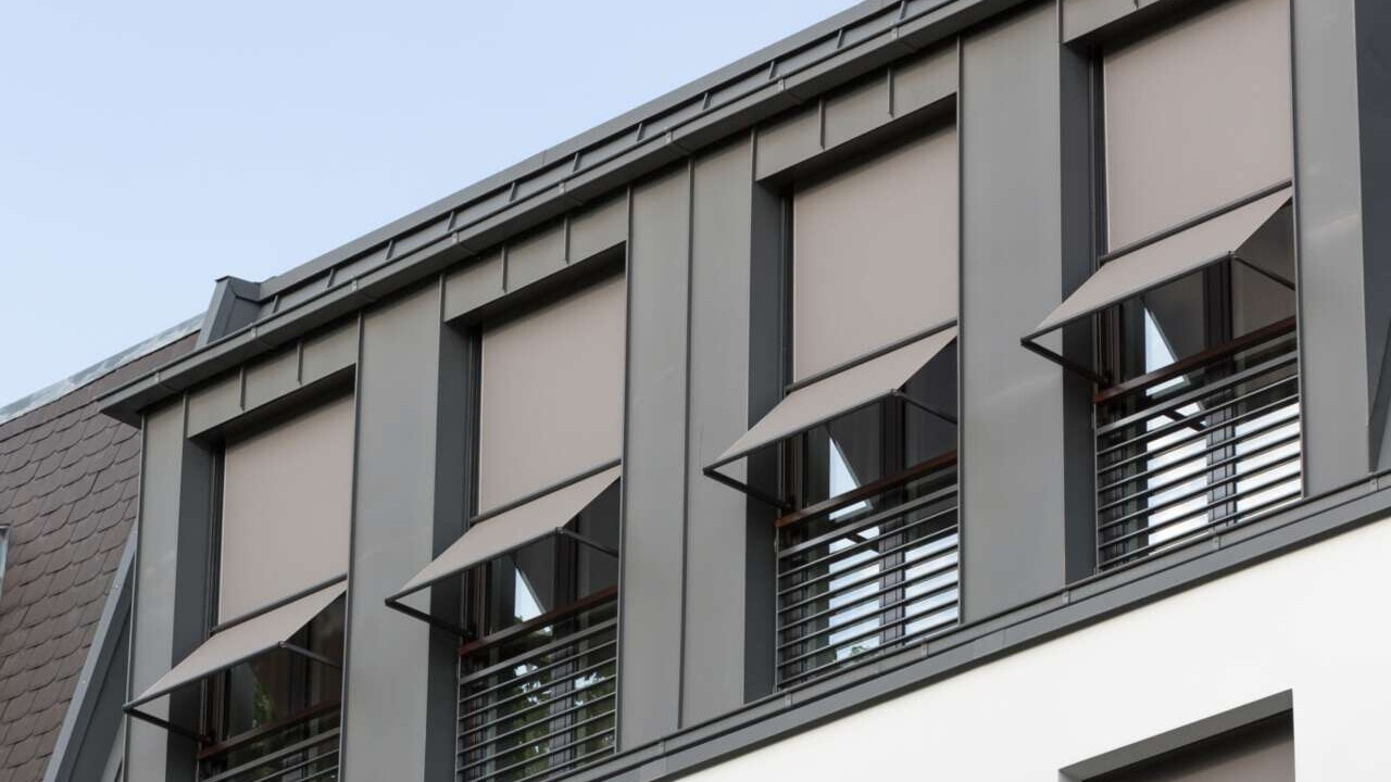 Sonnenschutz an den Fenstern außen am Gebäude