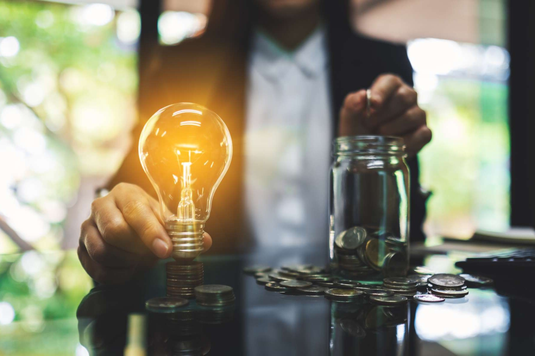 Motiv Prämienverfahren: Glühbirne und Sparglas