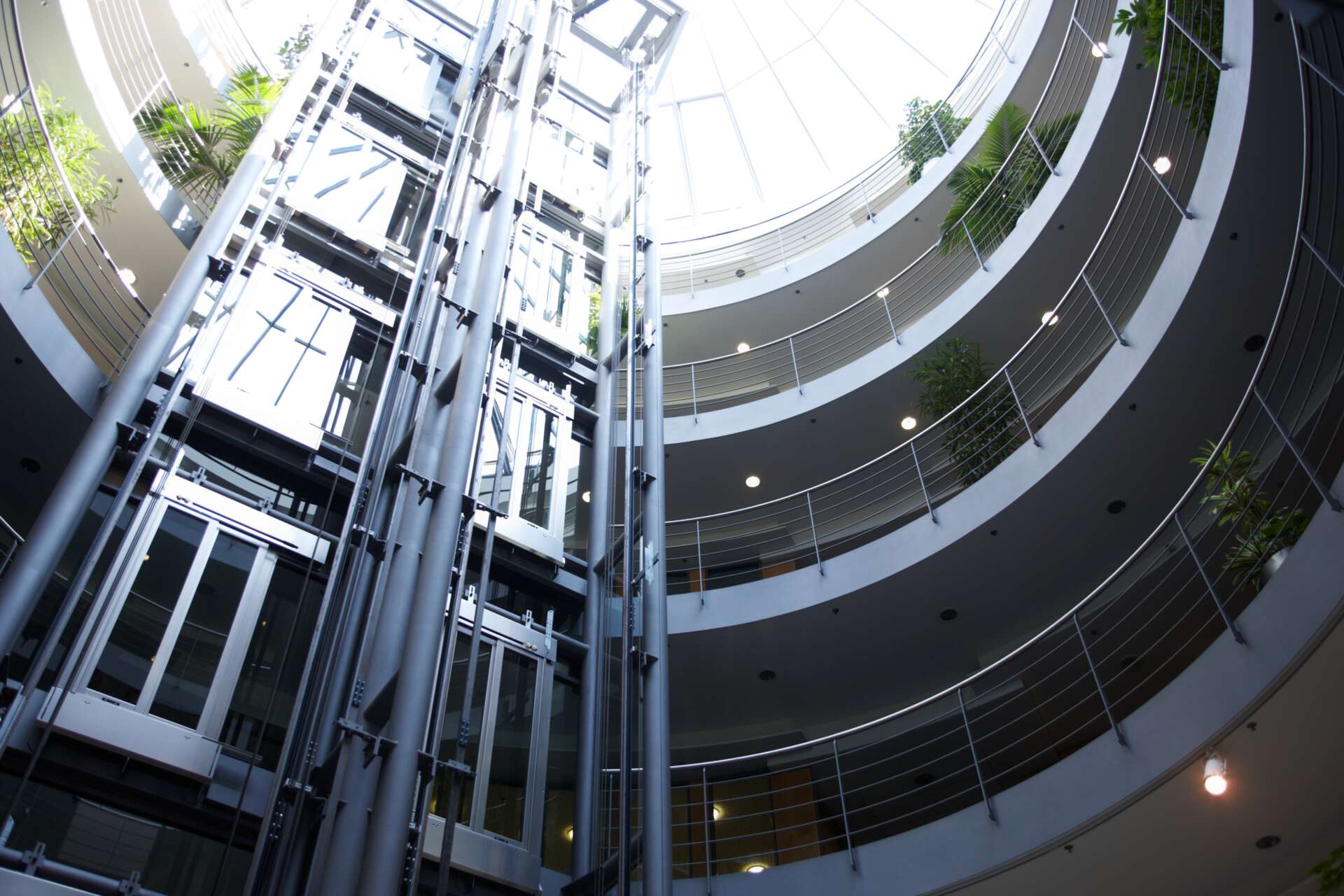 Blick von unten auf einen Fahrstuhl