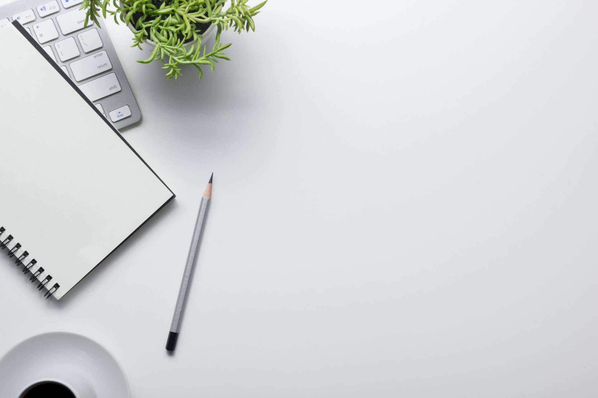 Schreibtisch mit Zubehör. Ansicht von oben.