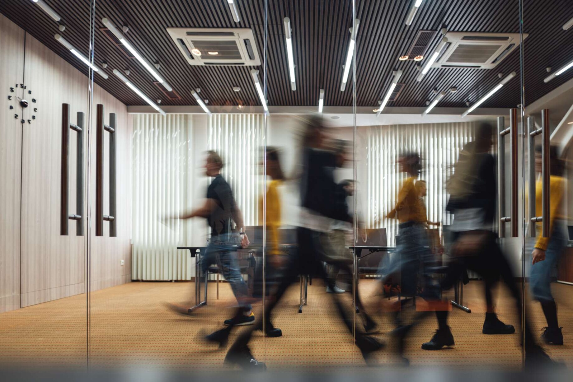 Gruppe Menschen läuft im Flur aneinander vorbei