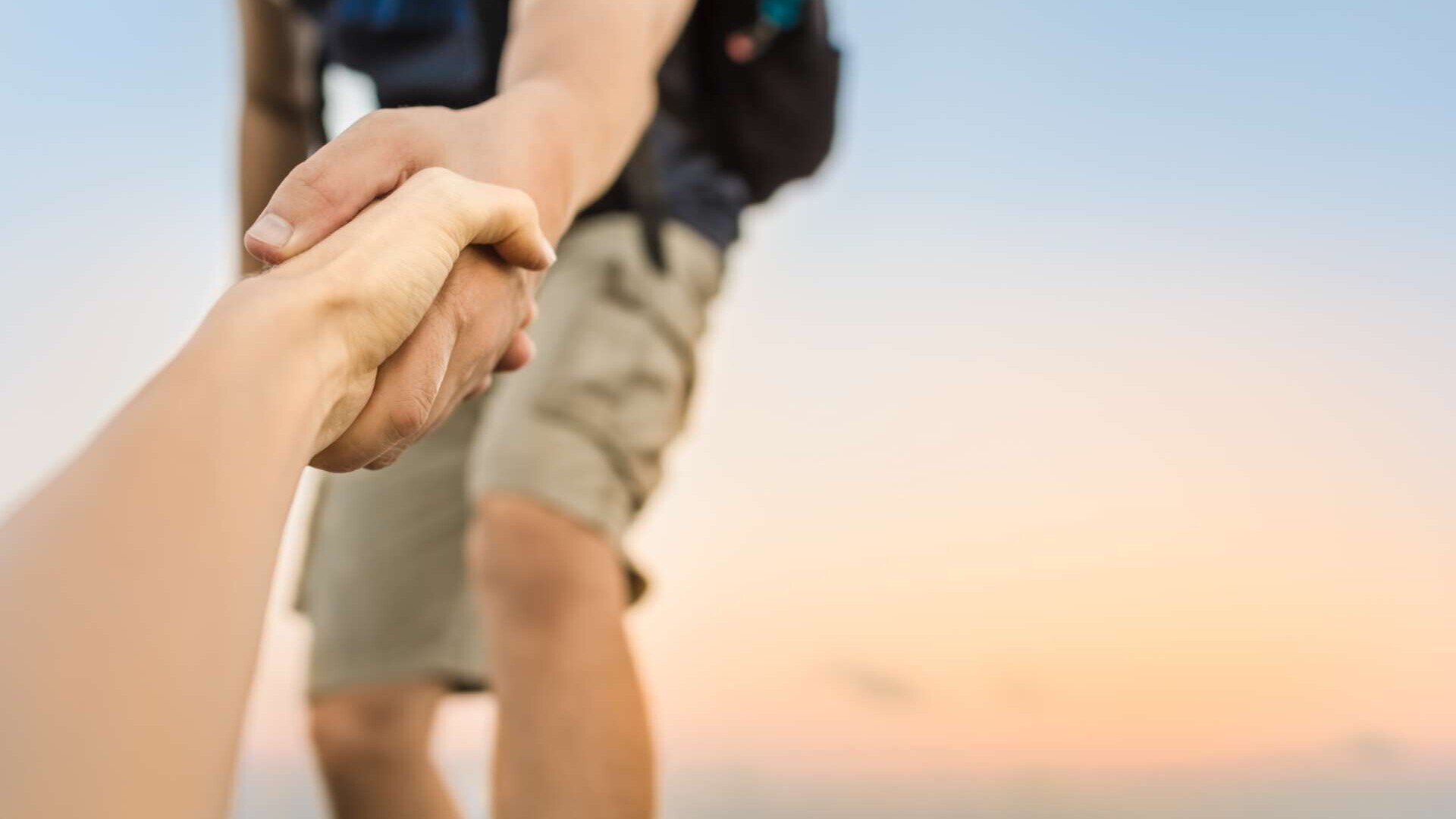 Ausgestreckte Hand fasst in eine andere Hand