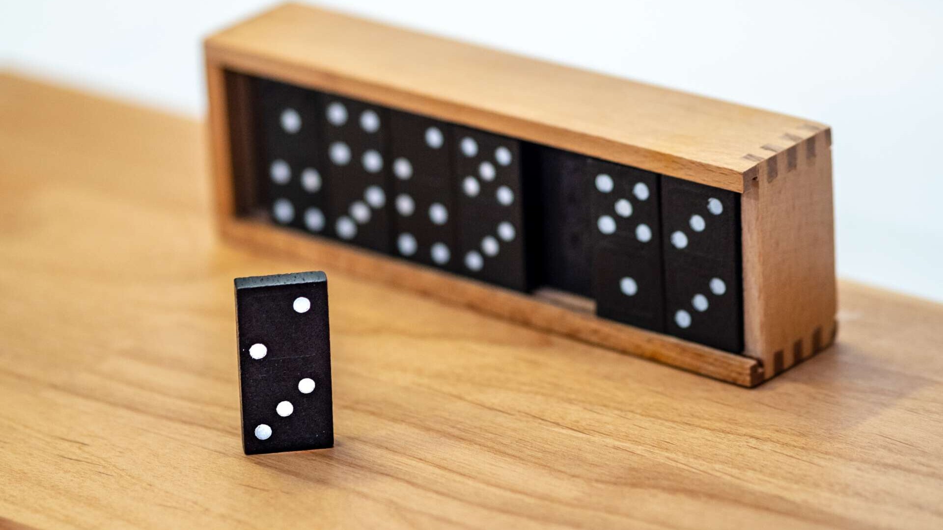 Dominosteine - Illustration für das Thema Barrierefreiheit, barrierefreie, Arbeitsgestaltung. Symbolbild. Domino. Dominovember18