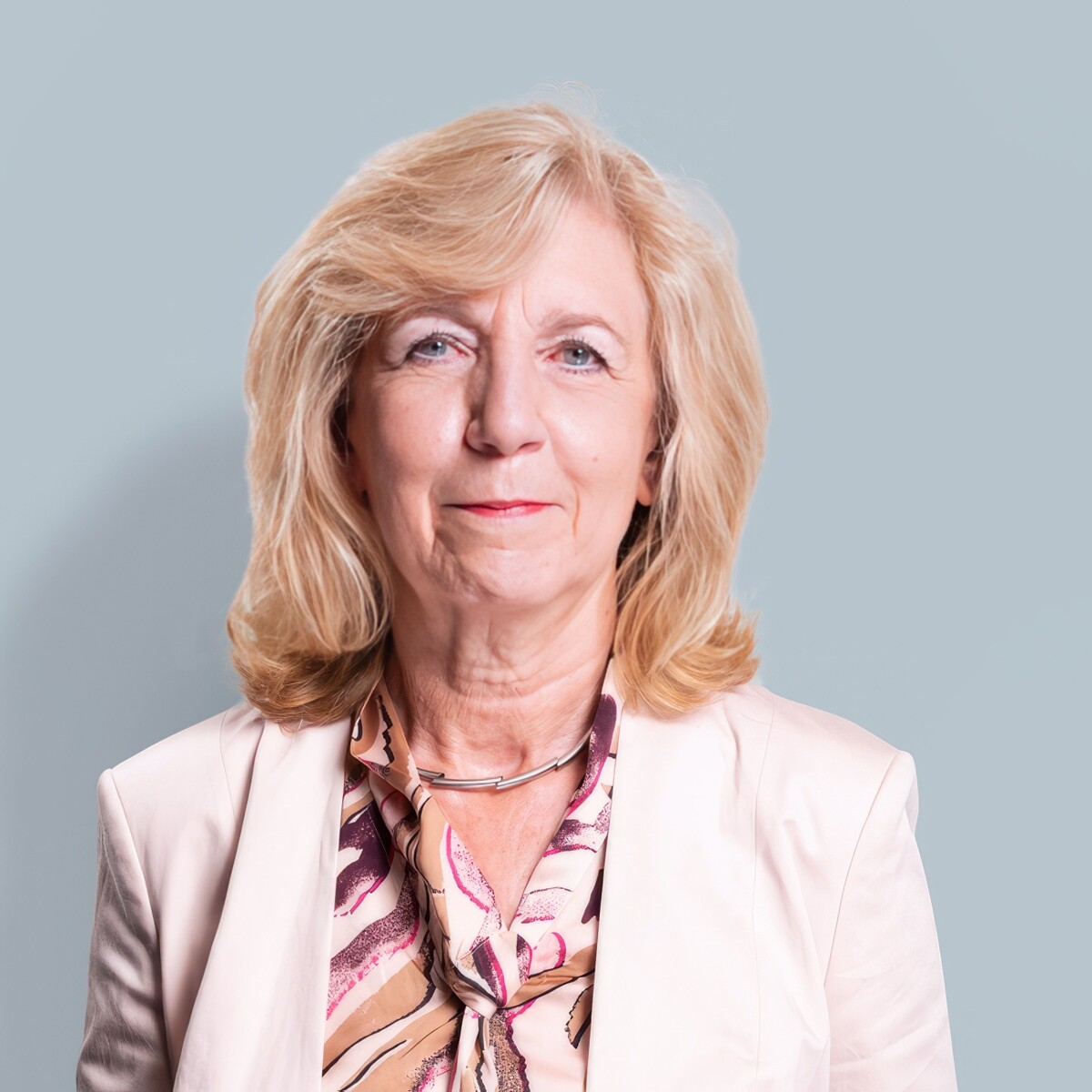 Foto von Gabriele Platscher vor einem hellgrauen Hintergrund