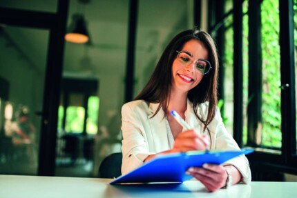 AMS, Arbeitsschutz mit System, Prozessmanagement, AMS-Bescheinigung, AMS-Siegel, Business, Büroangestellte, Planung, Clipboard, KlemmbrettAdobeStock 276314506