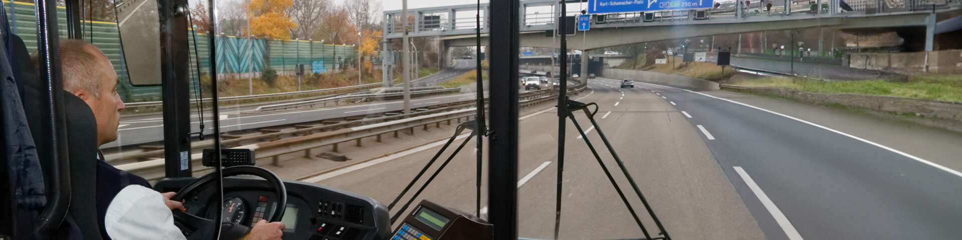 Busfahrer in Berlin. Formate Standard und NEOS-Panorama (4:1). Panorama-Versionen teilweise mit Hilfe der KI Adobe Firefly erweitert. #rlnch24