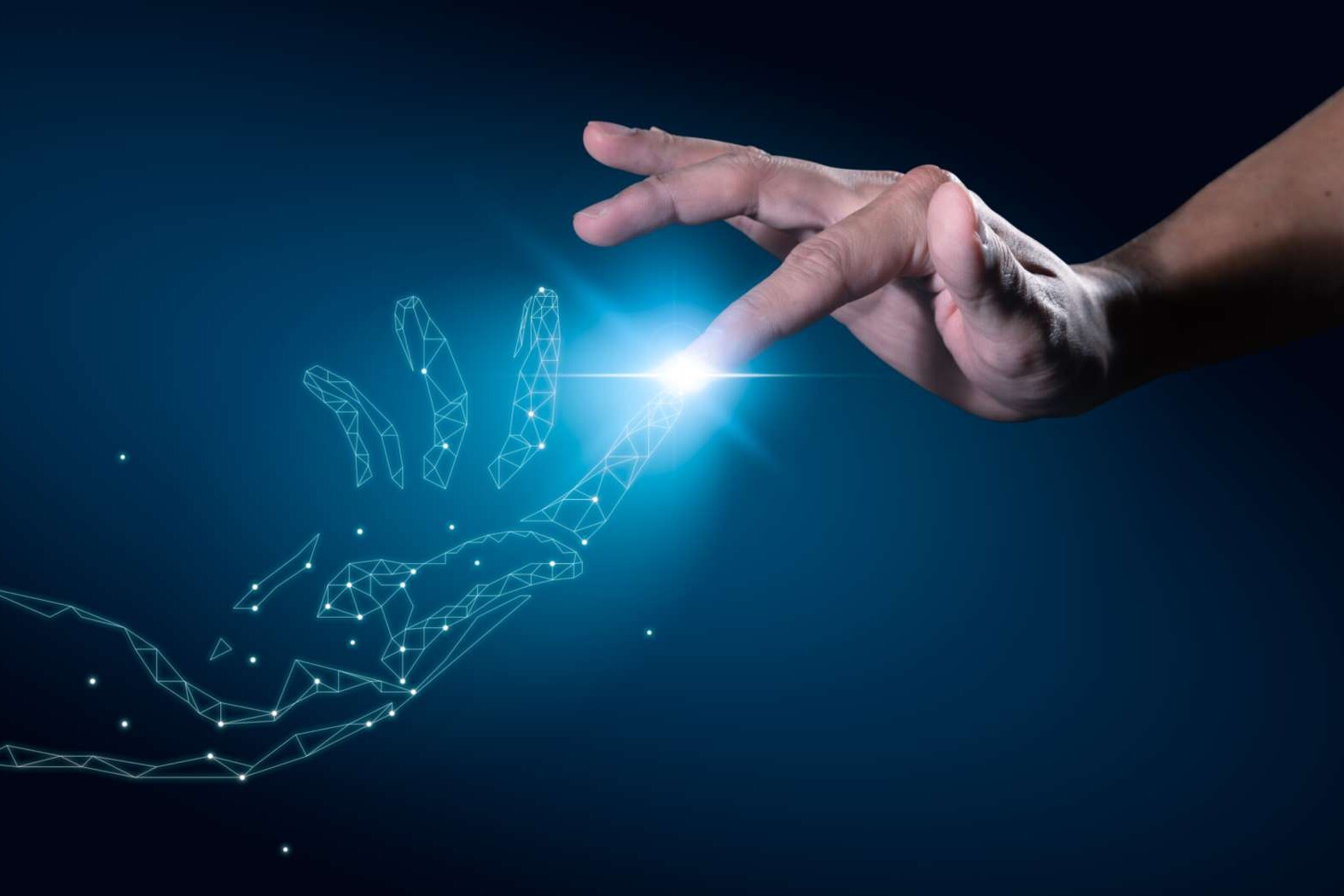 Eine digitale und eine echte Hand berühren sich an den Zeigefingern. Dort leuchtet ein blaues Licht