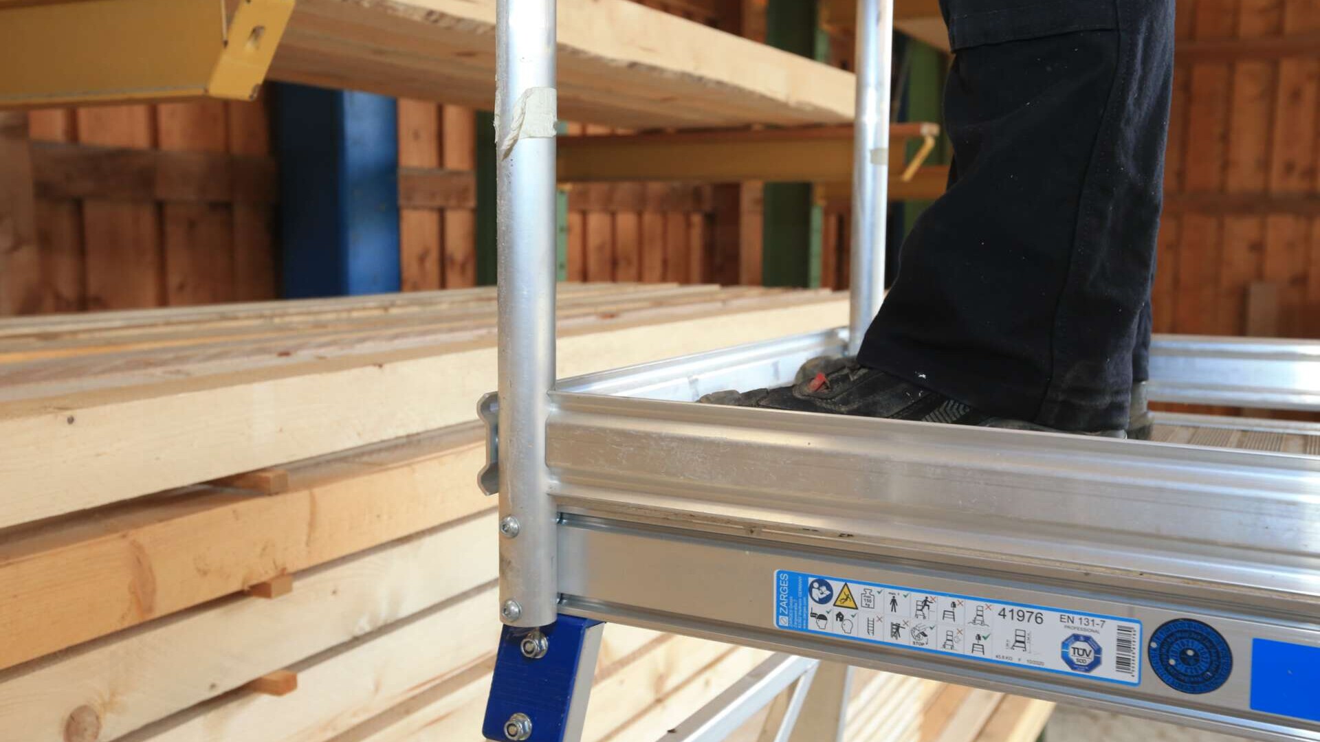 Branchenseite Bildungseinrichtungen, Person steht auf einer Leiter mit Sicherheitszertifikat