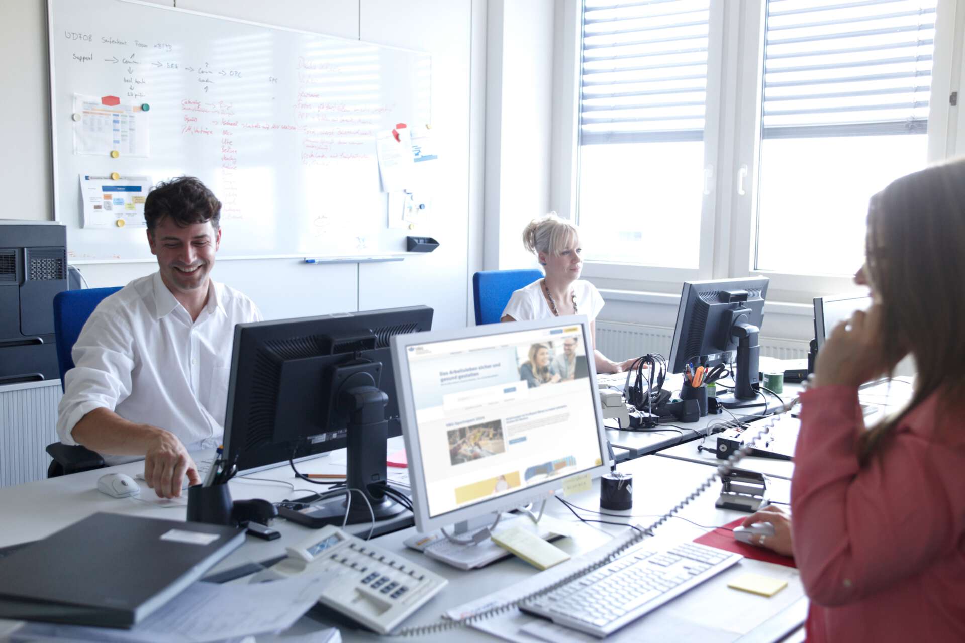 Blick in ein 4-Personen-Büro mit Beschäftigten