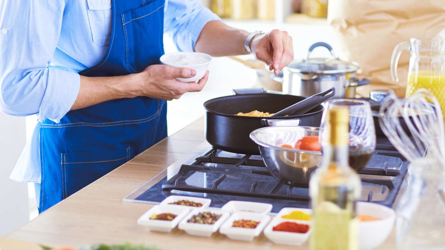 Mann bereitet Essen in der Küche zu.