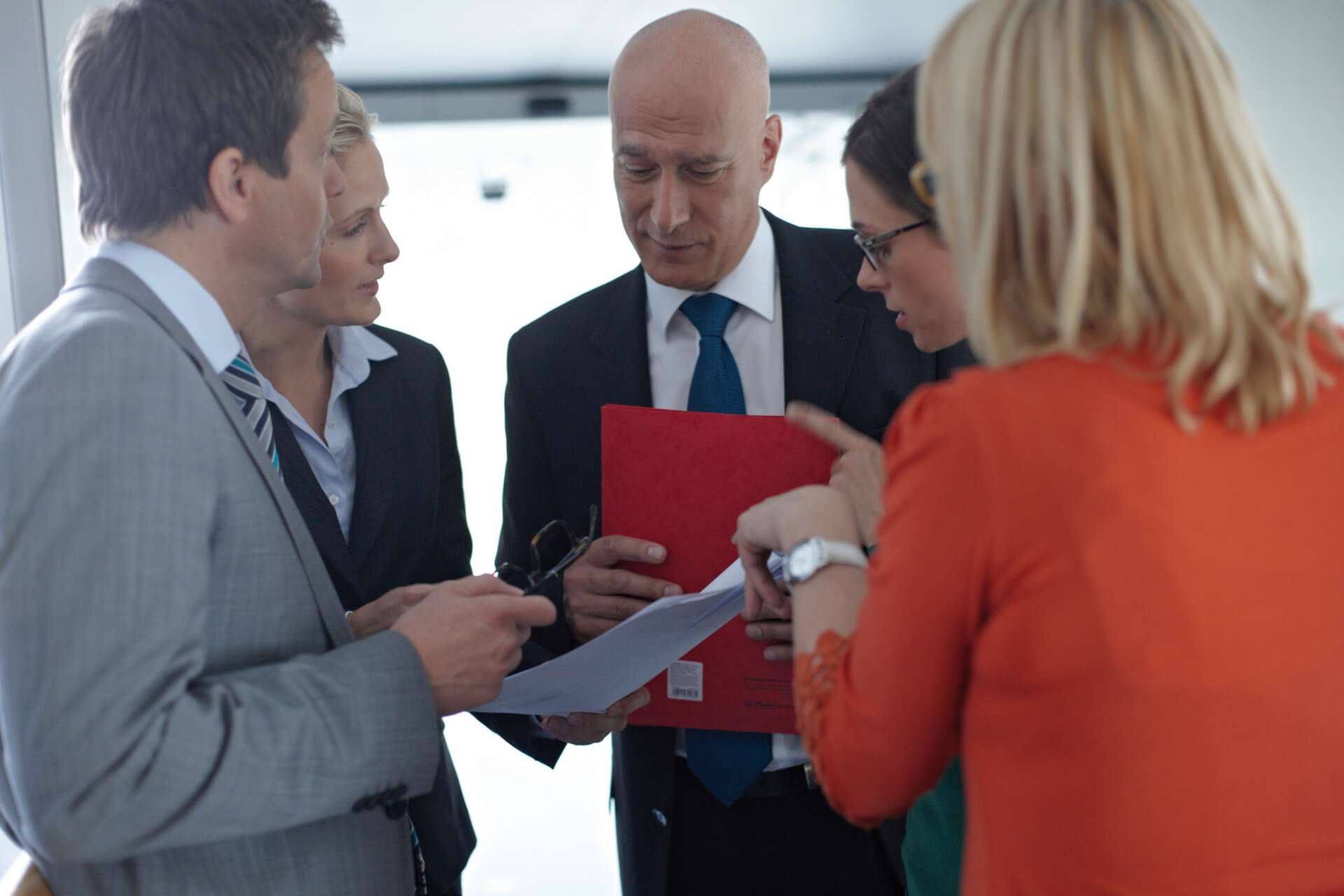 Führungskräfte stehen zusammen in einer Besprechung