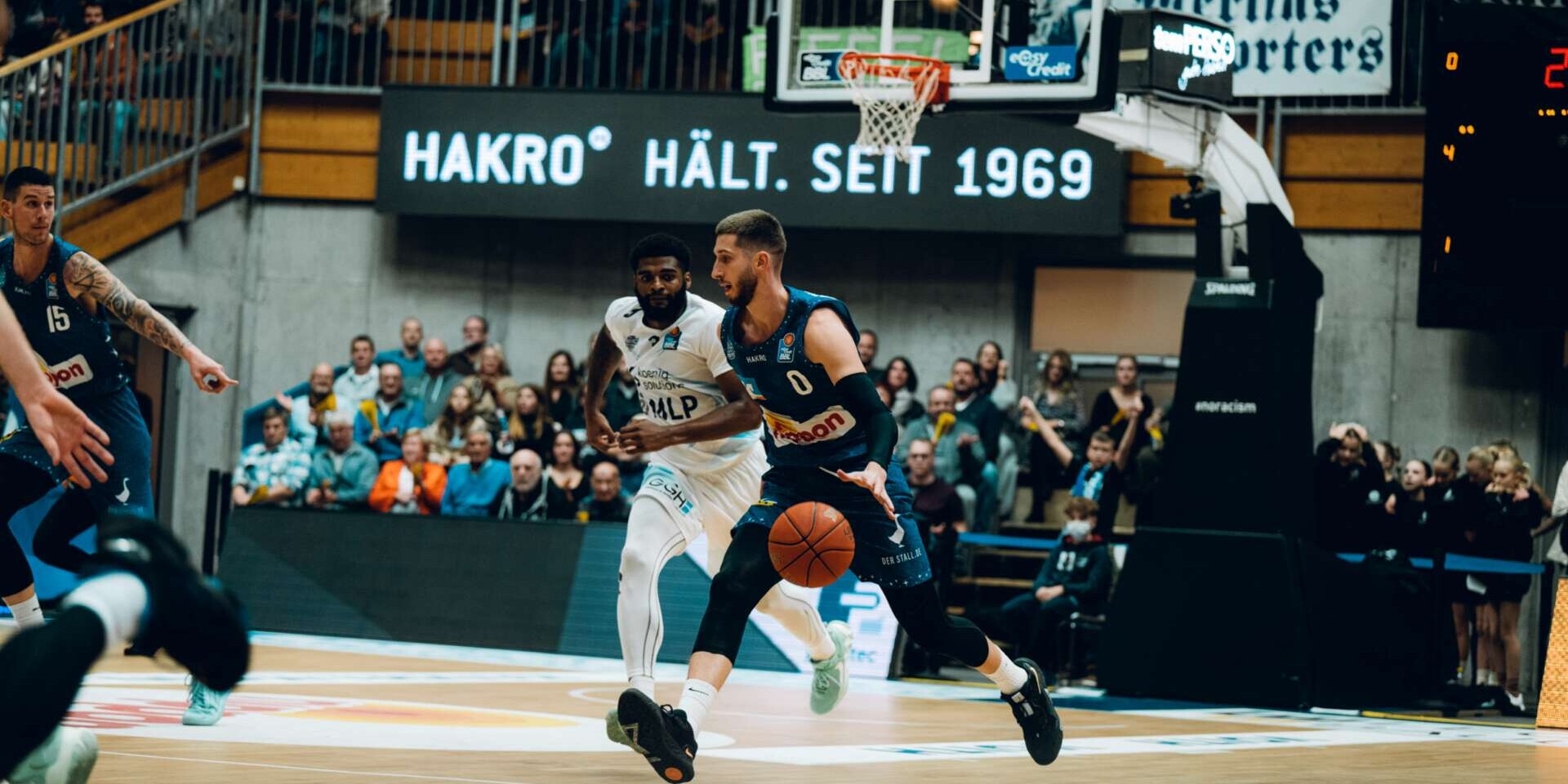 Basketballspieler mit Ball